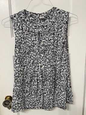 GAP White and Blue Sleeveless Pintuck Blouse with Leaf Print
